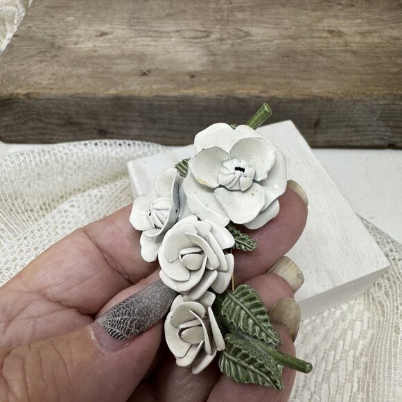 Vintage White & Green Metal Flower Brooch 2.50" - Picture 6 of 7